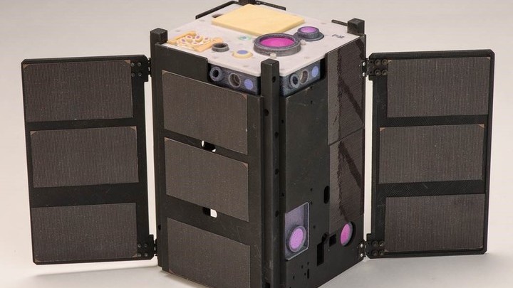 Аппарат OCSD (на фото) испустил лазерный луч, принятый другим кубсатом.