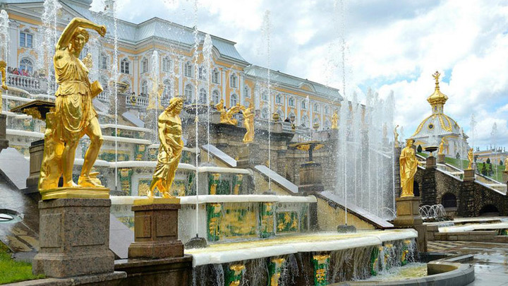 Фонтаны Санкт-Петербурга перешли на летний режим работы