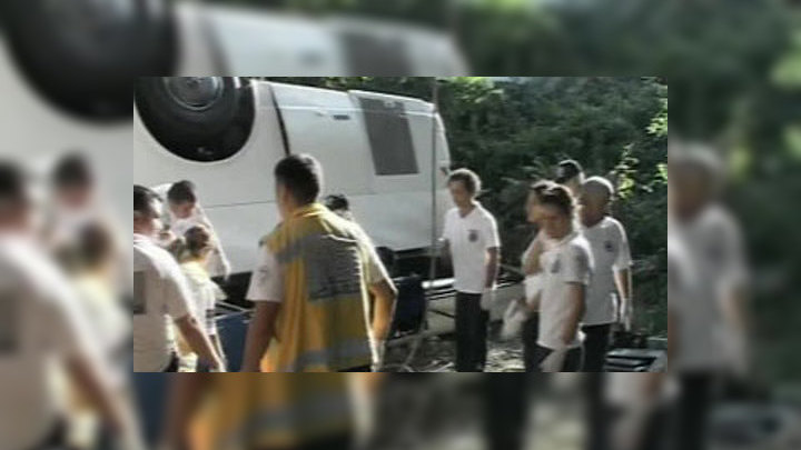 Турецкие спасатели завершили работу на месте катастрофы автобуса в турецкой Анталье, в которой погибли россияне. Из поврежденного автобуса эвакуированы раненые, а также тела погибших