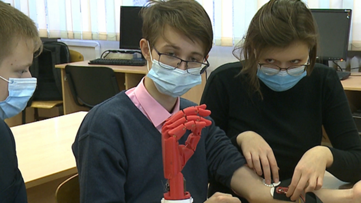 Новосибирские студенты "оживили" пластиковую модель руки