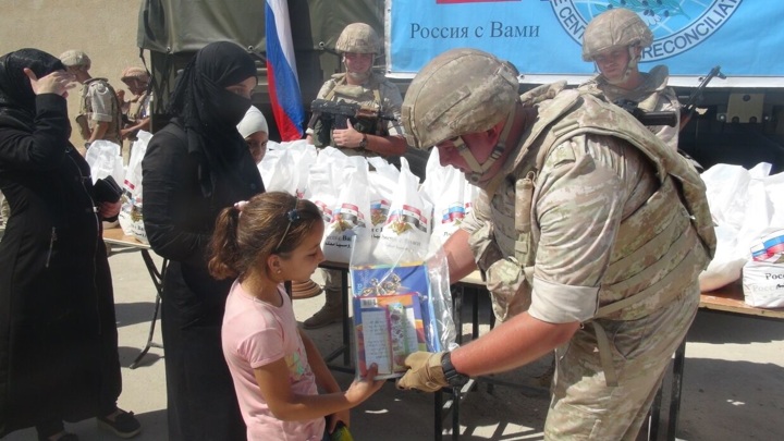 Российские военные в Хмеймиме поздравили сирийских детей с Новым годом