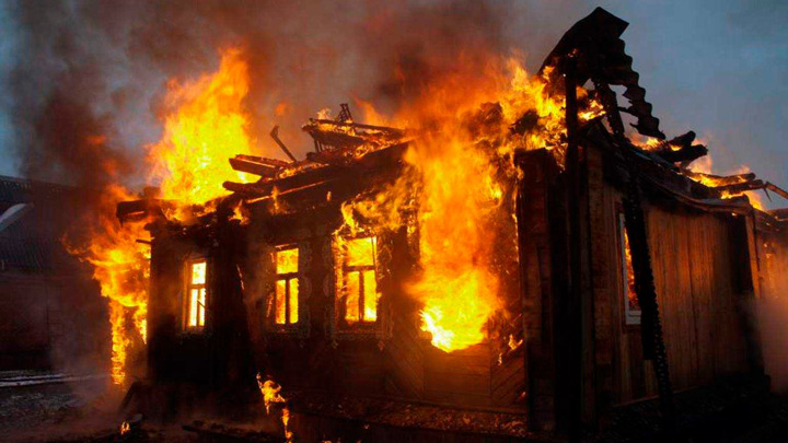Три человека заживо сгорели в собственном доме в Красноярском крае