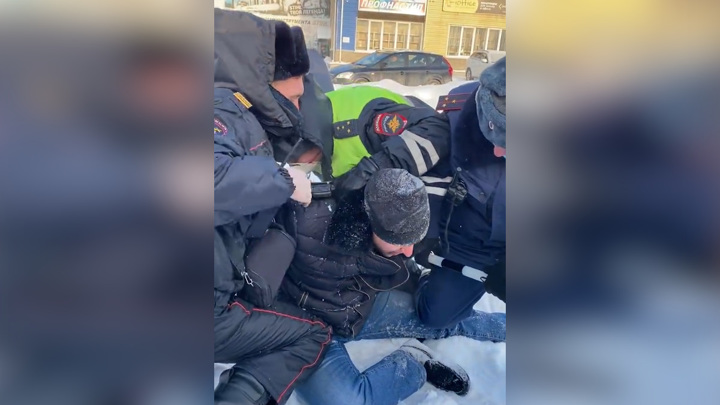 Полиция Череповца отреагировала на видео с жестоким задержанием водителя