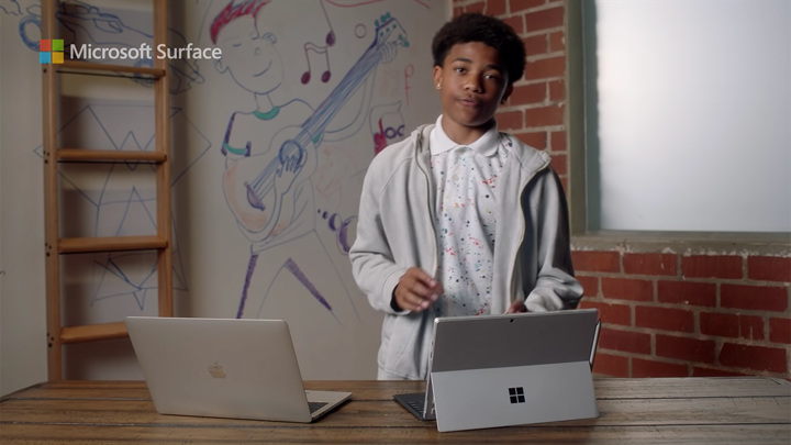 Реклама Microsoft высмеяла тачбар в ноутбуках Apple