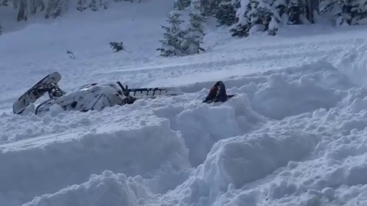 Водитель снегохода снял на видео накрывшую его лавину