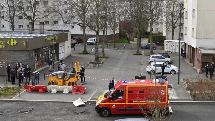 Во Франции неизвестный ранил из пистолета двух выходцев из Чечни
