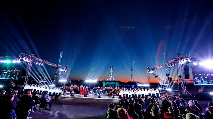 На Байконуре состоялся праздничный концерт "Юбилей полета человека в космос"