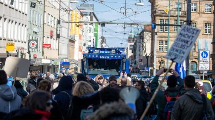 В Брюсселе начались столкновения полиции и протестующих против коронавирусных ограничений