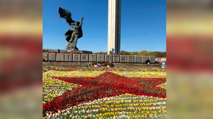 У памятника освободителям Риги появилась красная звезда