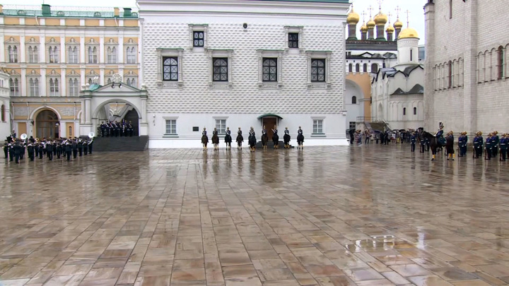 Церемонии развода караулов в Кремле приостанавливаются из-за ситуации с COVID