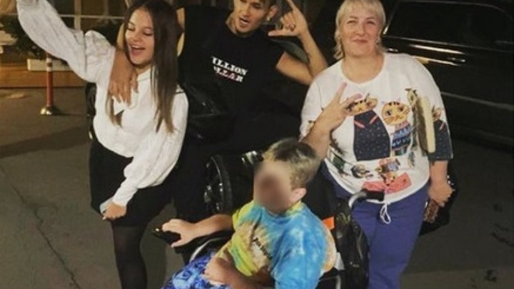Моргенштерн отдал свою инвалидную коляску подростку из Новосибирска