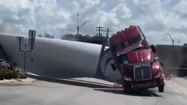 Поезд уничтожил лопасть ветрогенератора в Техасе. Видео