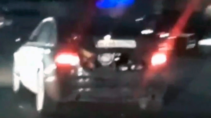 По улицам Екатеринбурга разъезжала черная машина с мужчиной в багажнике