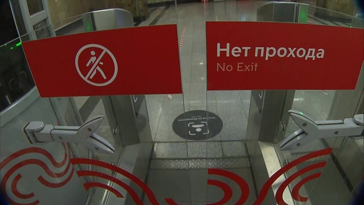 Сбой в метро: на "серой" линии с платформы упал пассажир
