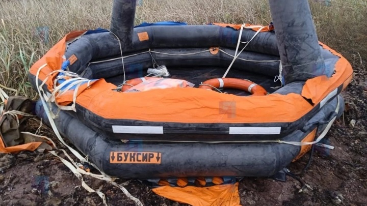 Экипаж вертолета прекратил поиски пропавших при крушении судна в Белом море