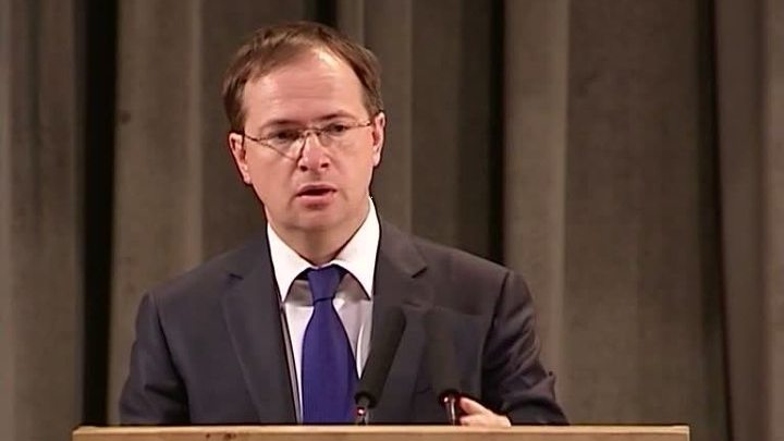 Министр культуры предлагает установить памятник Тихонову в образе Исаева-Штирлица