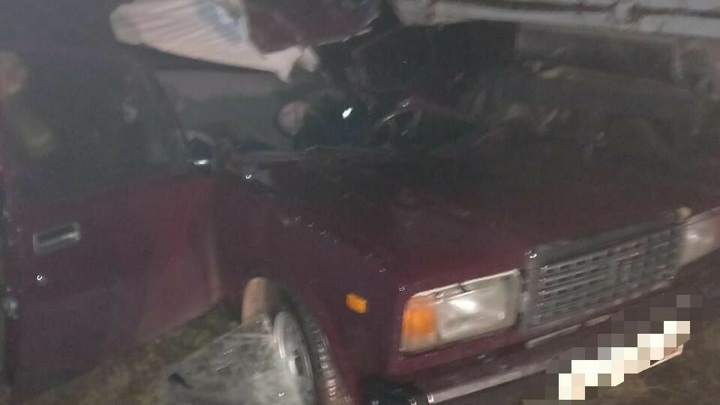 В Татарстане авто влетело в припаркованный на обочине прицеп