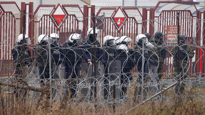 Польские силовики снова применили взрыв-пакеты при вытеснении мигрантов