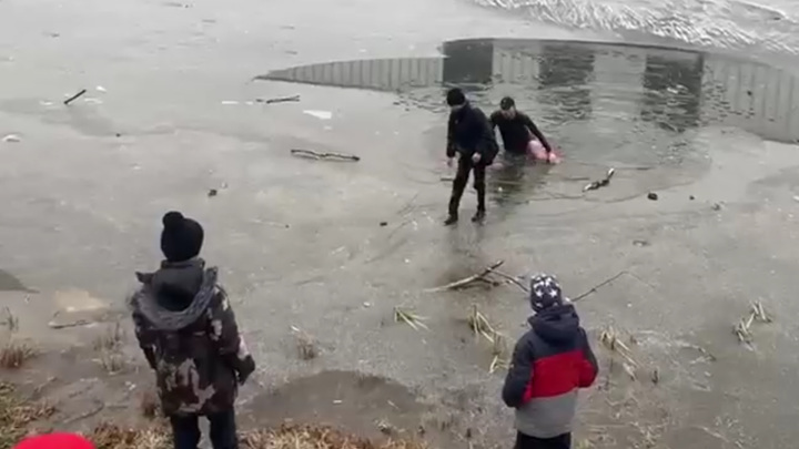 В Электростали прохожий спас провалившегося под лед ребенка. Видео