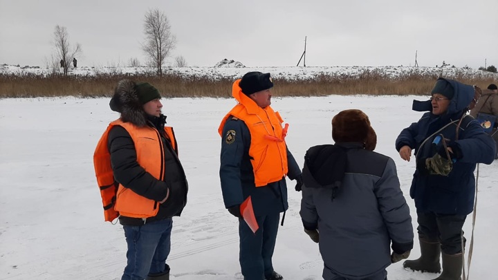 В Татарстане спасли деда с внуком, вышедших порыбачить на лед
