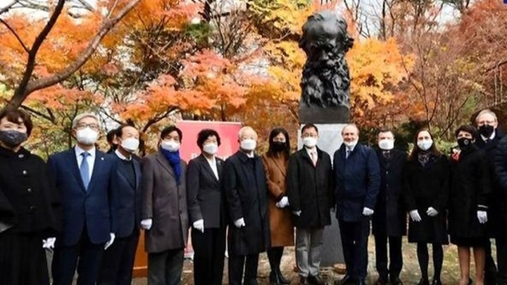 Памятник Льву Толстому открыли в Сеуле