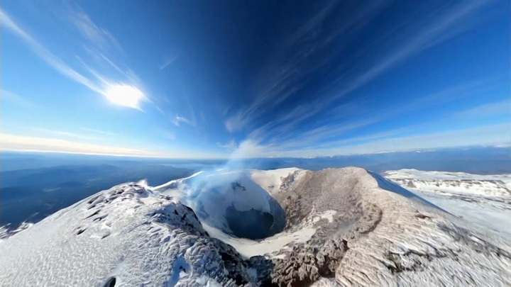 Впервые в истории человек пролетел над действующим вулканом