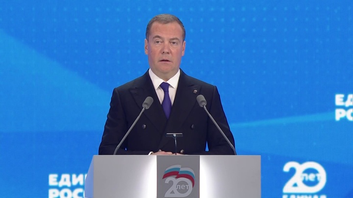 Медведев: России удалось избежать сверхтяжелых последствий пандемии