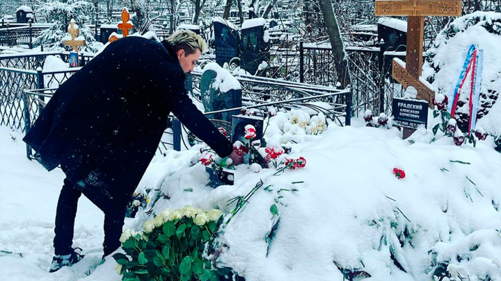 Дима Билан на могиле Градского // Фото: instagram.com/bilanofficial