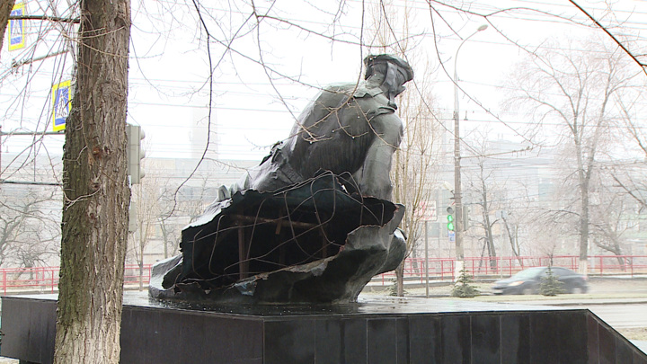 В Волгограде вандалы осквернили памятник, срезав металл со скульптуры