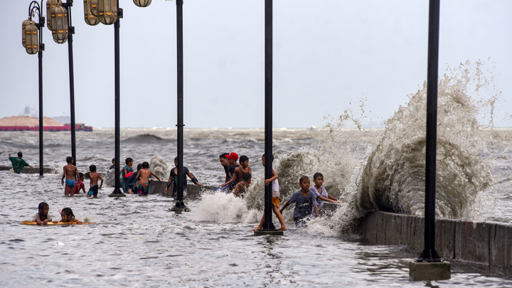 На Филиппинах растет число жертв тайфуна "Раи"