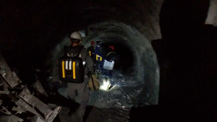 В Кузбассе на шахте "Комсомолец" эвакуируют горняков