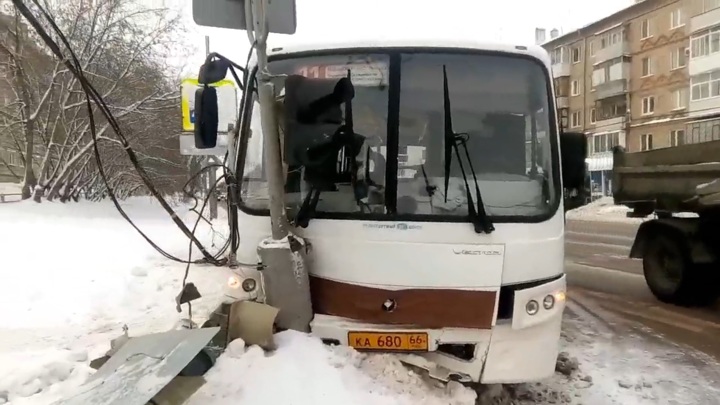 Легковушка отправила свердловский автобус с пассажирами в столб