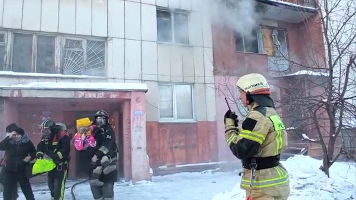 В Магнитогорске пожарные эвакуировали 45 человек из горящего дома