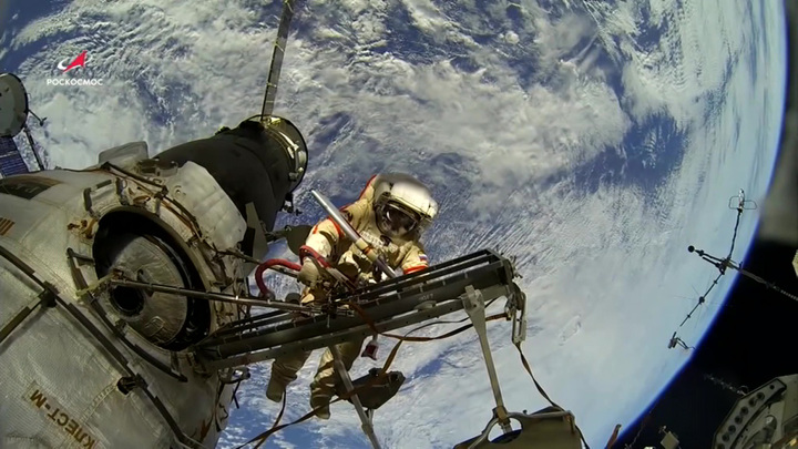 Российские космонавты впервые в этом году вышли в открытый космос с борта МКС