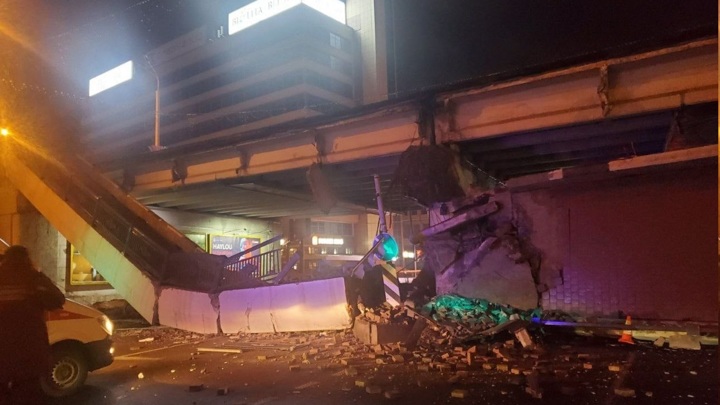 Пешеходный мост рухнул в центре Минска
