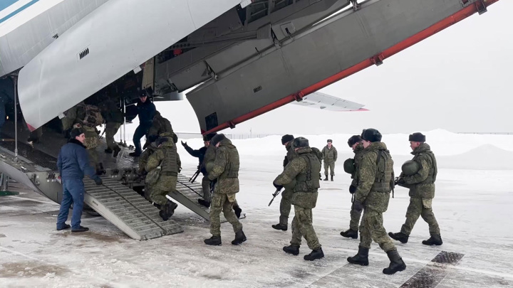 20 самолетов с миротворцами из Казахстана прибыли в Россию