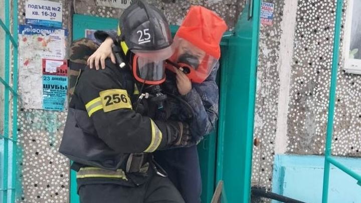 В Новомосковске пожарные спасли шесть человек из горящего дома