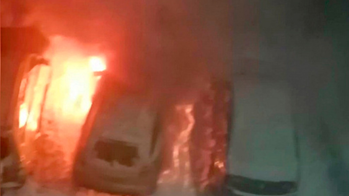 В Воронежской области во дворе жилого дома подожгли машину