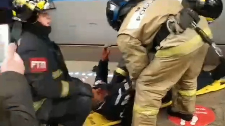 Для спасения упавшего пассажира в метро отключили напряжение
