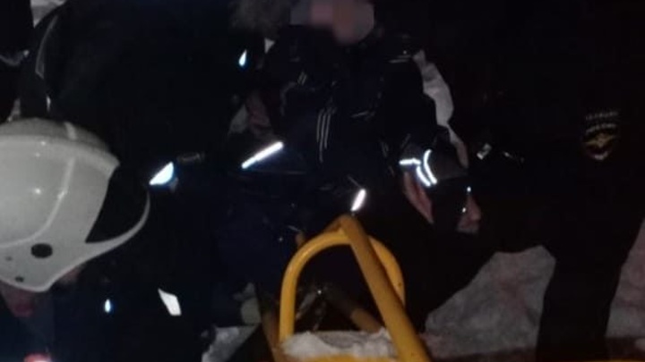 В Казани спасатели вызволили ребенка, заставшего ногой в качелях