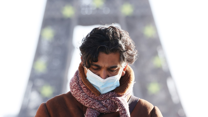 В Париже вновь обязали носить маски на улице