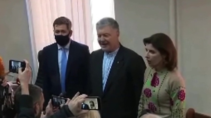 Порошенко ушел из здания ГБР Украины, не дождавшись допроса