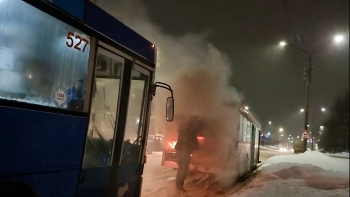 Пассажирский автобус загорелся во время движения во Владимире