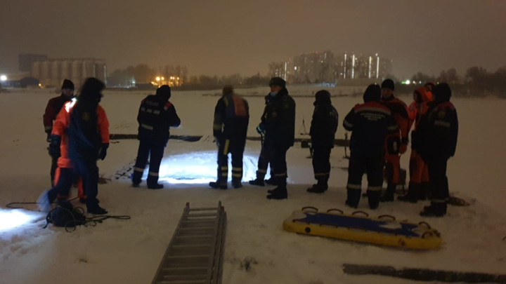 Спасатели ищут маленького мальчика, провалившегося под лед на Неве