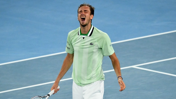 Медведев в волевом стиле вышел в полуфинал Australian Open