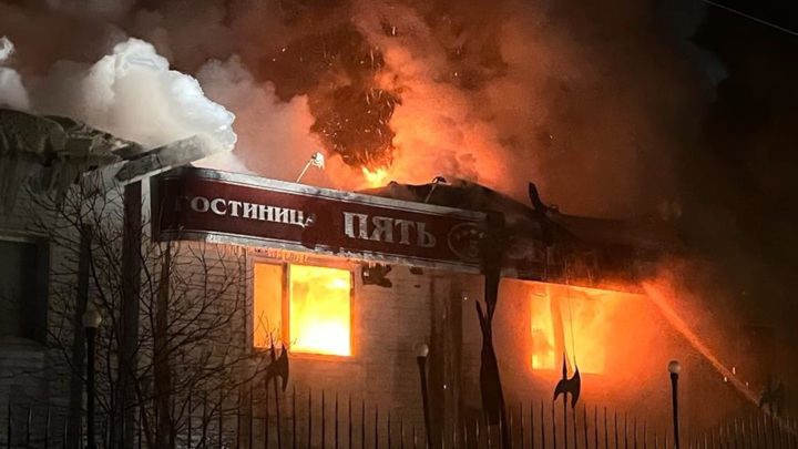 Крупный пожар тушат в гостинице под Хабаровском