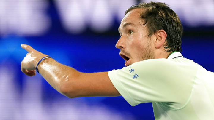 Медведев получил два штрафа по итогам полуфинального матча Australian Open с Циципасом