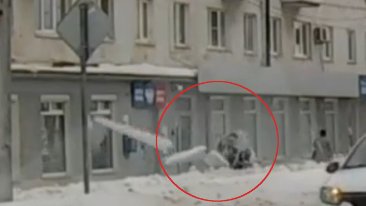 В Великом Новгороде на женщину с коляской с крыши упала наледь