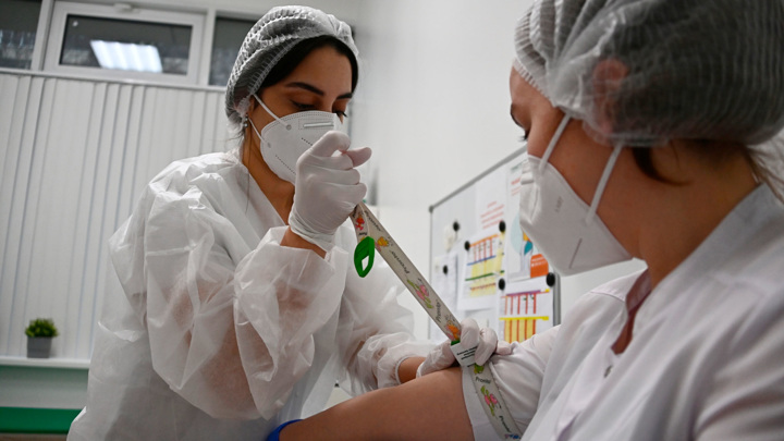 ФМБА: вакцина "Конвасэл" эффективна и против стелс-омикрона