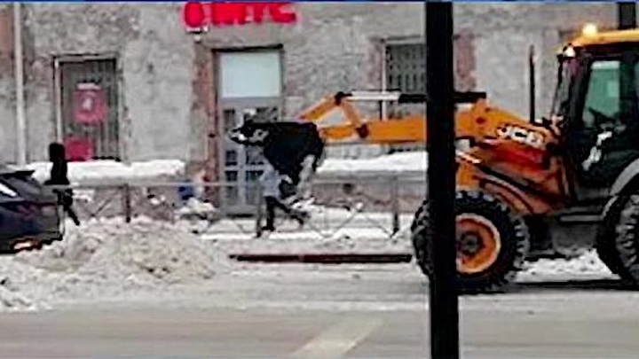 В Перми снегоуборщик закопал припаркованную иномарку